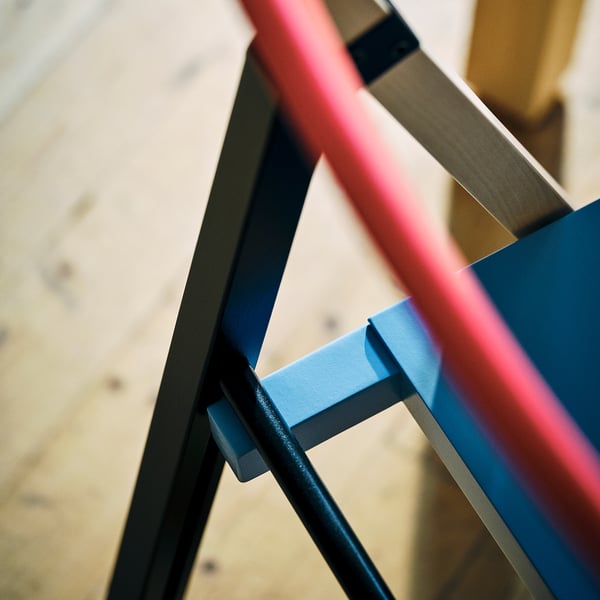 IKEA PS 2026 طاولة و عدد 2 كرسي يطوى, صنوبر/أزرق/أسود أحمر, 70x70 سم
