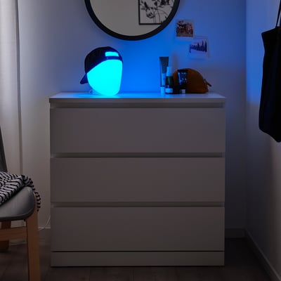 ISKÄRNA مصباح طاولة LED, عدة ألوان