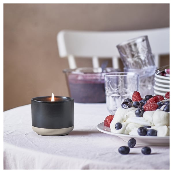 STÖRTSKÖN شمعة معطرة في برطمان خزفي, توت/أسود, 25 س