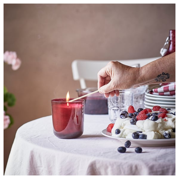 STÖRTSKÖN شمعة معطرة في كأس, توت/أحمر, 50 س