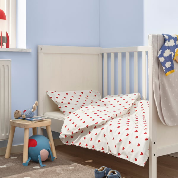 Baby bed with heart-pattern duvet, white. Soft, pure cotton, suitable for small rooms.