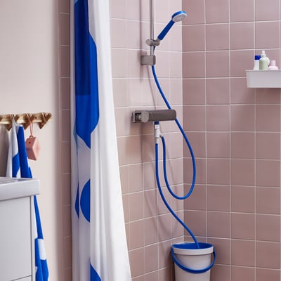 Modern bathroom with blue BERGVATTNET shower bucket, 8l capacity, removable shelf.
