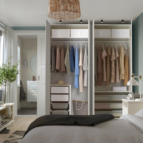 Walkeremo PAX wardrobe with hanging clothes, shelfs, and drawers. Adjustable feet, dampened hinges for slow closure.