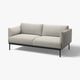 Modernes graues Sofa mit schlanken Beinen, weichen Polstern und einem neutralen Stoff, perfekt für jeden Wohnraum.