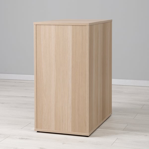 Minimalistischer Holzschrank mit heller Verarbeitung, ohne Griffe.