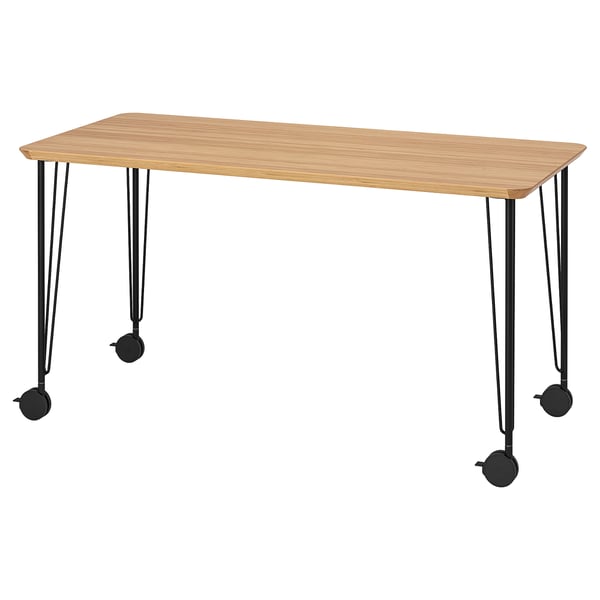 Ein Schreibtisch aus Holz mit Haarnadelbeinen und Rollen, hellbraune Farbe, rechteckige Form, modernes Design.