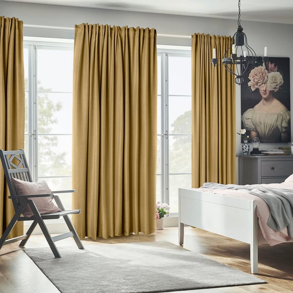 Senfvorhänge blockieren das Licht, mit Bett, Stuhl und Kunstwerken.
