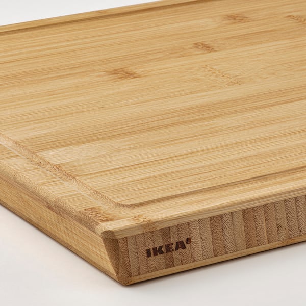 Schneidebrett aus Bambus mit Kantenrillen, stabiles, natürliches Finish. Die Marke ikea ist dezent geprägt.