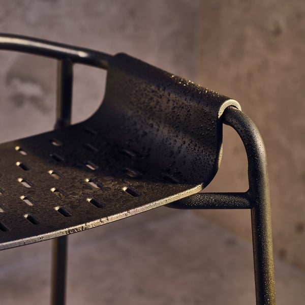 Dunkelgrauer Duschhocker mit perforiertem Sitz und geschwungener Armlehne für Stabilität.
