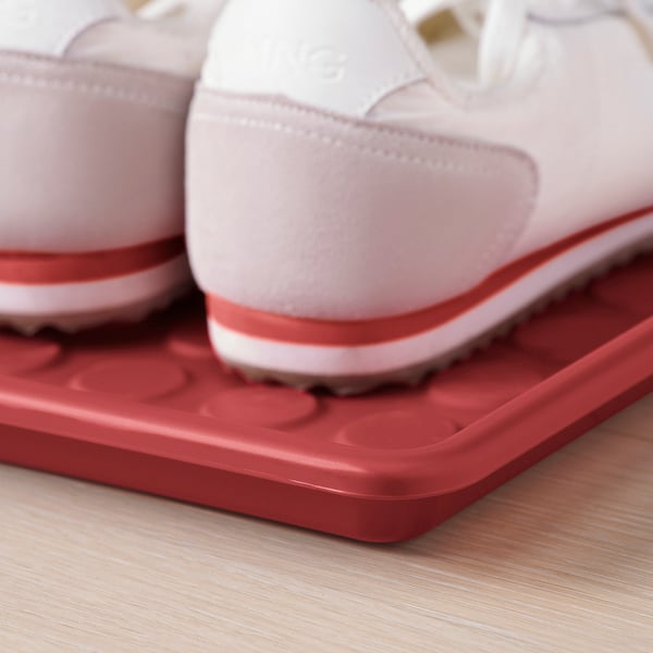 Nahaufnahme einer roten Schuhmatte mit klarem, modernem Design.