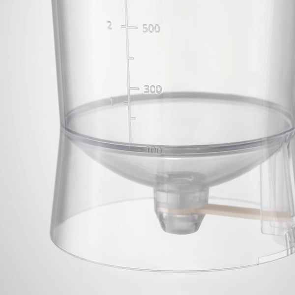 Klarer Plastik-Messkrug mit Markierungen bis zu 500 ml, mit einem Holzgriff und einem Ausguss für präzise Flüssigkeitsdosierung.