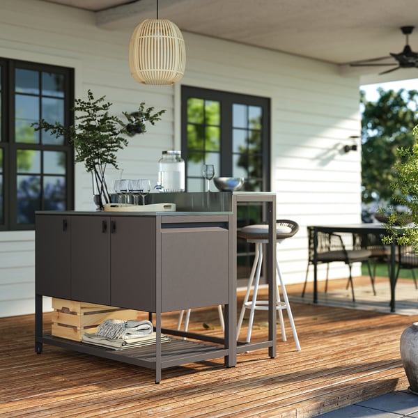 Moderne Außenküche mit Metall, Holz und Grün