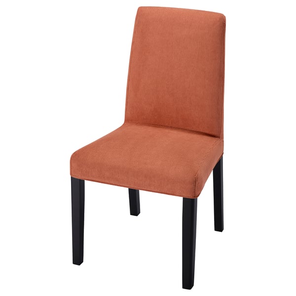 Ein orangefarbener BERGMUND-Stuhl mit elegantem Design und modernem Stil, mit einem stabilen schwarzen Holzrahmen und bequem gepolstertem Sitz und Rückenlehne.