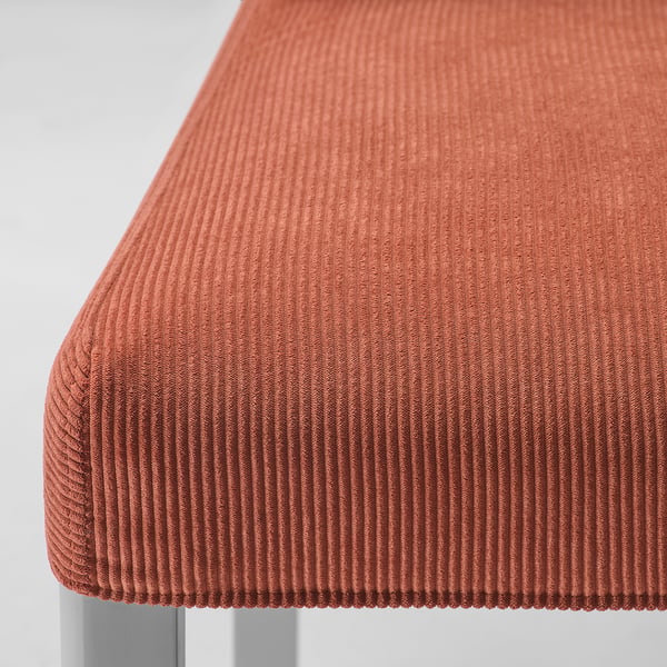 Nahaufnahme eines modernen, strukturierten, orangefarbenen Stuhlbezugs. Zeigt weichen, gerippten Stoff, wahrscheinlich aus recyceltem Polyester.