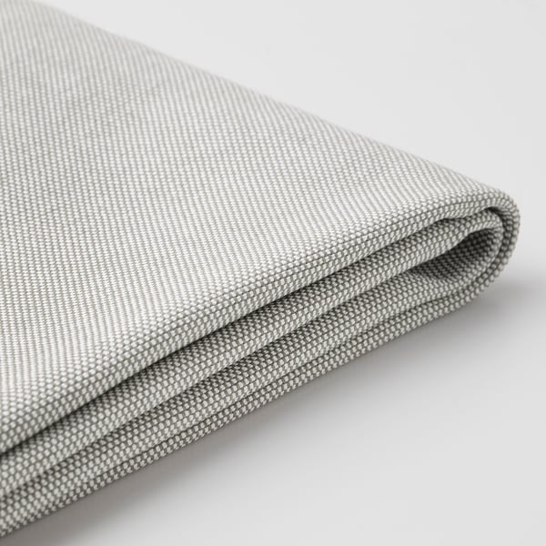 Gefalteter grauer Stoff aus nächster Nähe, der Textur und Nahtdetails zeigt.