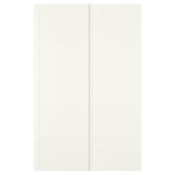 Eine weiße BERGSBO-Schiebetür mit modernem quadratischem Design. Es besteht aus Faserplatten und hat ein schlankes, minimalistisches Aussehen.
