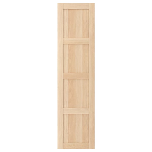 Eine Schranktür aus Holz von BERGSBO in heller Eiche in vierteiligem Design.