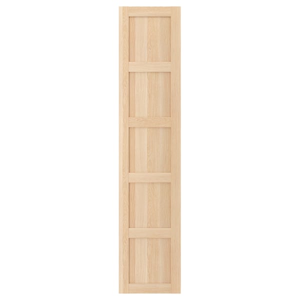Eine BERGSBO-Schranktür aus Holz in heller Farbe mit klassischem vierteiligem Design. Es handelt sich um eine helle Holztür mit einem quadratischen, modernen Look.