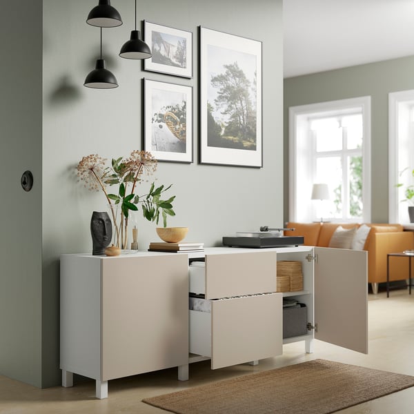 Modernes Wohnzimmer mit BESTÅ Sideboard, Dekor, Lampen, Naturfotos, orangefarbenem Sofa und großem Fenster.