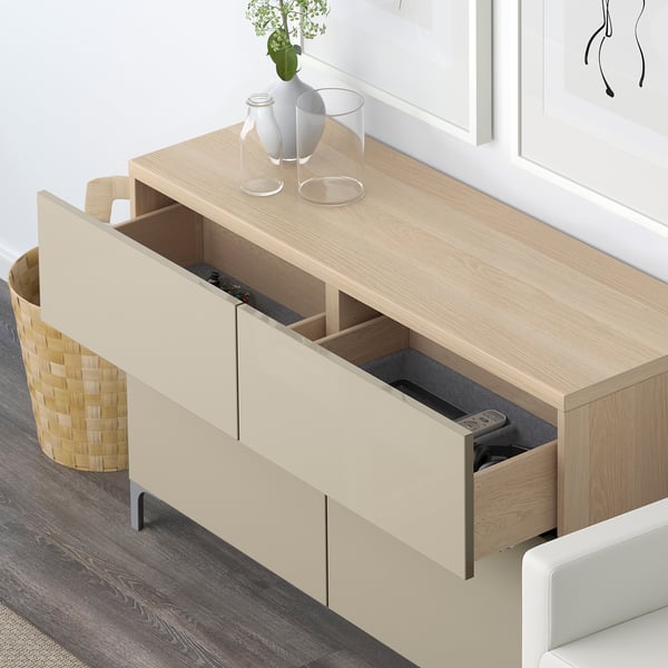 Modernes Sideboard aus Holz mit offener Schublade mit Fernbedienung, schlankem Design, Stauraum und integriertem Soft-Close-Mechanismus.