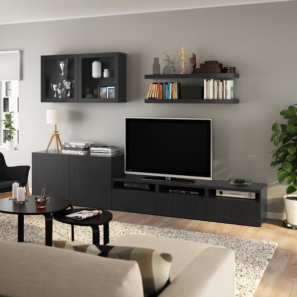 Modernes Wohnzimmer mit BESTÅ-TV, Flachbildschirm, Sofa und Couchtisch.