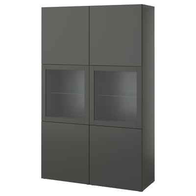Ein dunkelgrauer Schrank von ikea BESTÅ mit Glastüren und Regalen. Es ist ein modernes Design mit schlanken Linien und verstellbarem Stauraum.