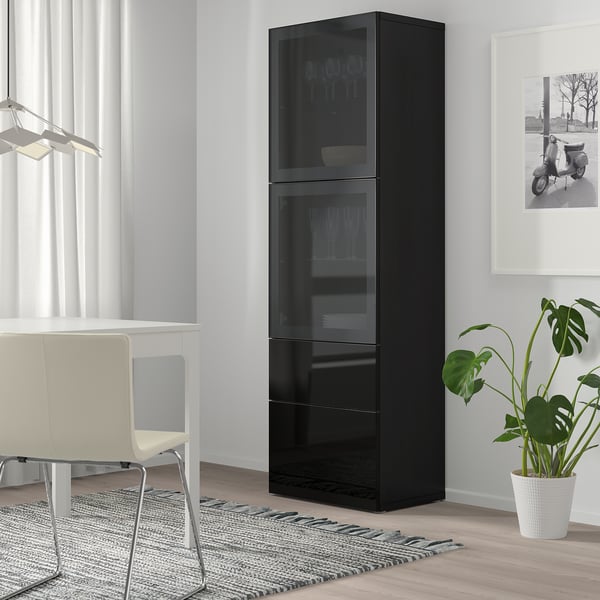 Schwarzer BESTÅ-Schrank mit Glastüren und Schubladen.