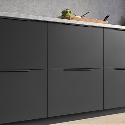 Moderne graue Küchenschränke mit schlanken BILLSBRO-Griffen, minimalistisches Design.