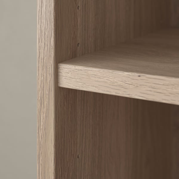 Nahaufnahme des BILLY Bücherregals, das die hochwertige Holzmaserung und Handwerkskunst zeigt.