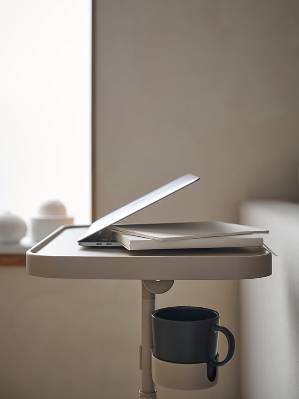 BJÖRKÅSEN Laptopständer mit Notebook- und Tassenhalter, verstellbarer Arbeitsbereich.