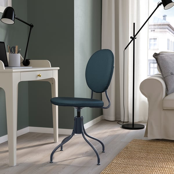 Homeoffice-Einrichtung mit BJÖRKBERGET-Stuhl in Blau. Kleines, schlankes Design neben weißem Schreibtisch und Sessel.