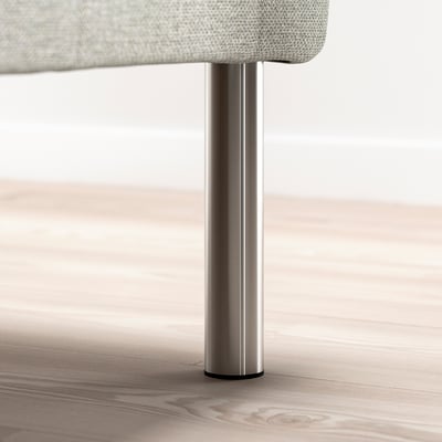 Metallbein, das eine mit Stoff bezogene Möbelbasis trägt, wahrscheinlich Teil eines Bettrahmens.