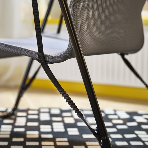 Nahaufnahme der BRÄNNBOLL-Stühle mit flexibler Kordel und Netz, die eine ergonomische Rückenstütze zeigen.