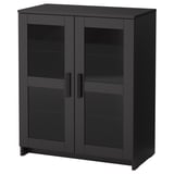 Ein schwarzer BRIMNES-Schrank mit Glastüren und verstellbaren Regalen.