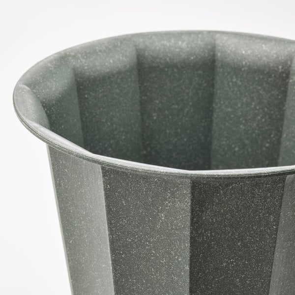 Nahaufnahme eines grünen BUSKVERK-Pflanzgefäßes, das seine gerippte Textur und sein langlebiges, recyceltes Material zeigt.