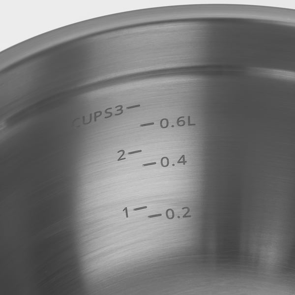 Nahaufnahme einer Schüssel aus Edelstahl mit eingravierten Maßen für Tassen und Liter, die auf hochwertiges und präzises Design hinweisen.