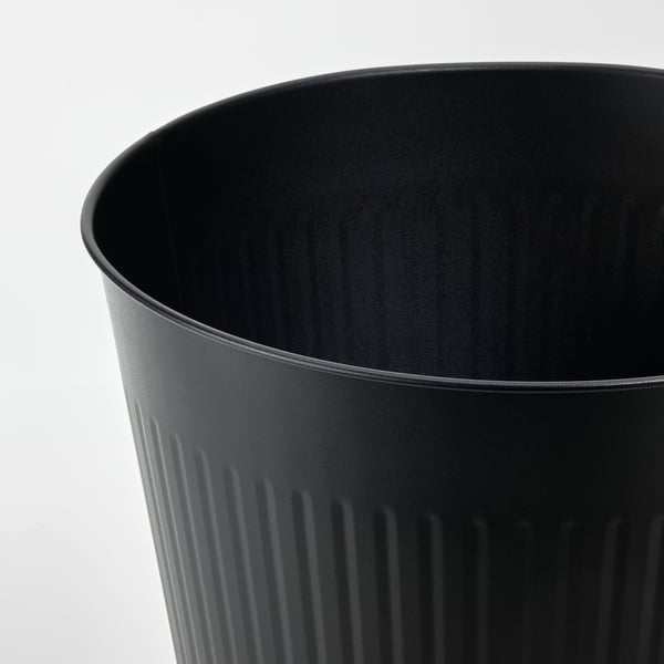 Robustes Pflanzgefäß mit dunkler Textur.