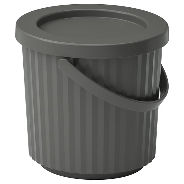 Grauer Mülleimer aus recyceltem Kunststoff für Kleinabfälle wie Glühbirnen und Batterien.