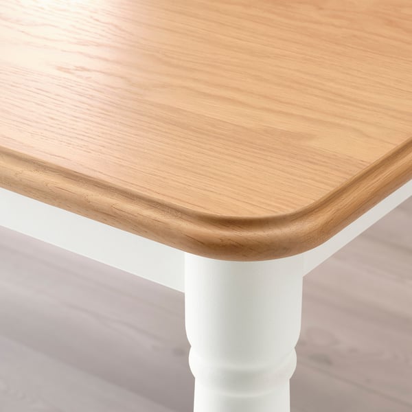 Tischecke aus hellem Holz, glatte Oberfläche, handwerkliche Qualität.