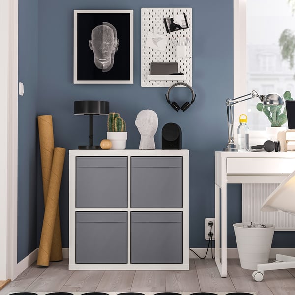 Homeoffice-Ecke mit DRÖNA-Boxen , Pegboard, Schreibtisch, Lampe, Kaktus und Rollpapier.