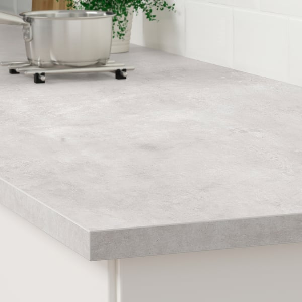 Eine moderne Küchenarbeitsplatte aus EKBACKEN in Beige, die eine glatte und glatte Oberfläche aufweist, die sich perfekt für die Zubereitung von Mahlzeiten eignet.