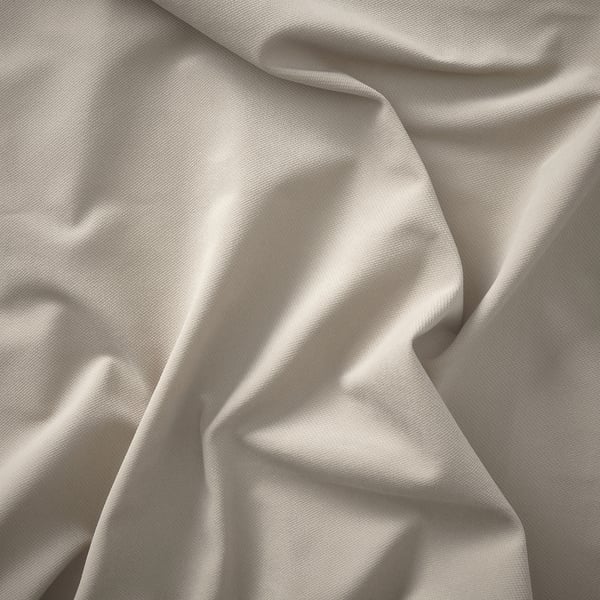 Nahaufnahme aus weichem, zerknittertem Stoff, glatte Textur sichtbar, wahrscheinlich hochwertiger Sofabezug.