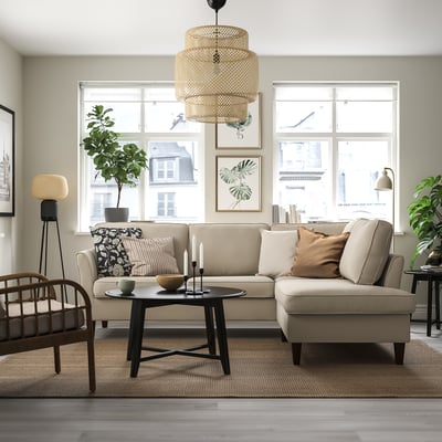 Modernes Wohnzimmer mit beigem EKHOLMA-Sofa, hölzernem Couchtisch, grauem Teppich und großen Fenstern. Das Sofa ist groß und hat ein bequemes, elegantes Design.
