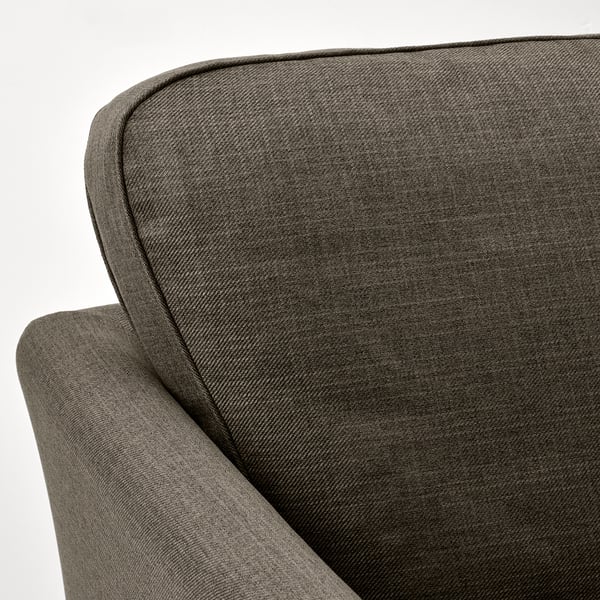 Nahaufnahme einer hochwertigen Couch mit glattem, dunkelgrauem Stoff. Komfortables, gut verarbeitetes Design.