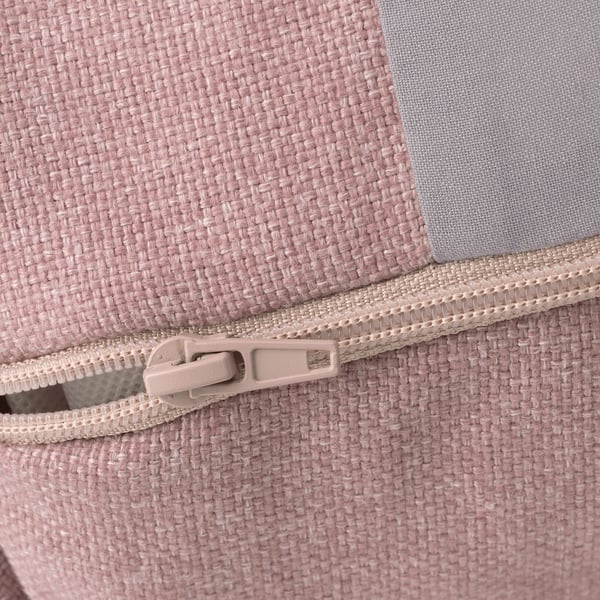 Nahaufnahme des Reißverschlusses mit rosa Liegestühlen; Zeigt robustes Material und saubere Verarbeitung.