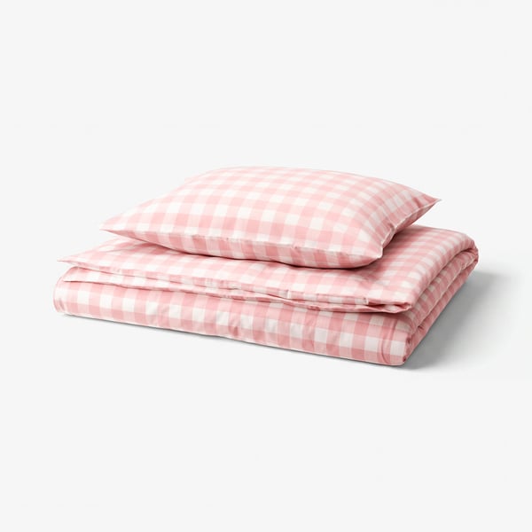 Rosa und weiß gingham-karierte Bettdecke und Kissenset, ordentlich gefaltet.