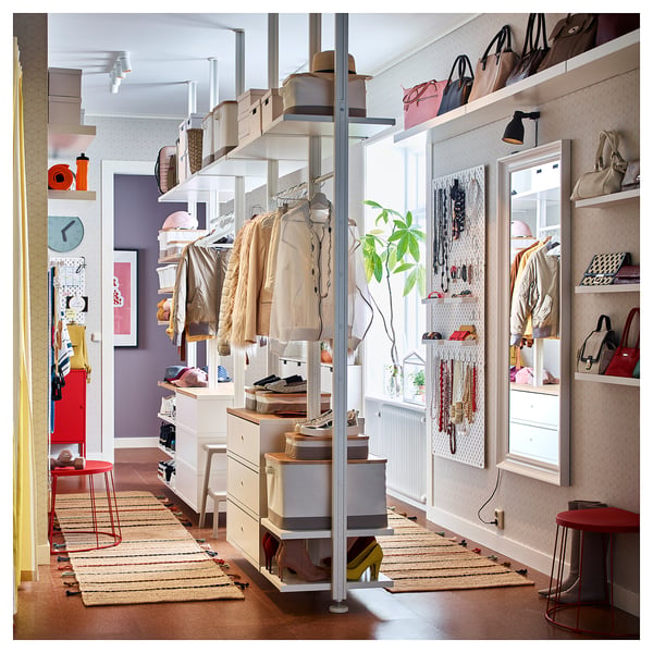 Moderner Kleiderschrank mit Regalen, Kleiderbügeln und Schuhregalen. Weißes, Holz- und Metalldesign für effiziente Lagerung.