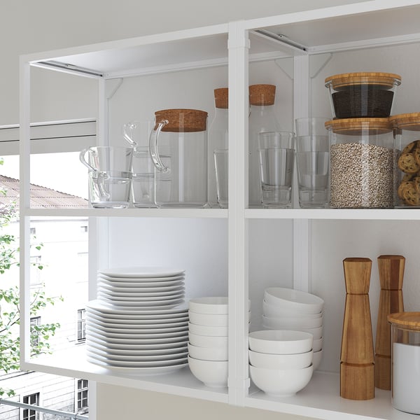 Moderne Küchenregale zeigen durchsichtige Gläser, Teller, Schüsseln und Holzbehälter, in denen Küchenutensilien ausgestellt sind.