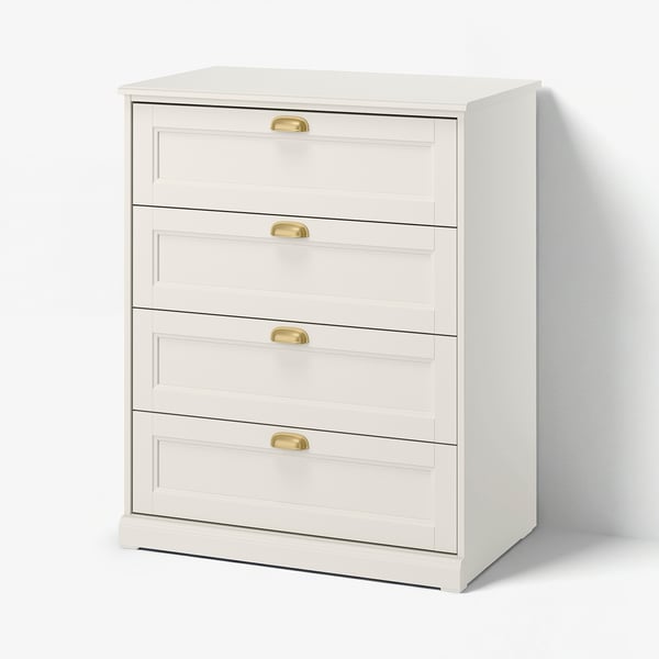 Eine FÅGELFJÄLLET-weiße Kommode mit vier Messinggriffen, mit einem klassischen und zeitlosen Design und glatt laufenden Schubladen.