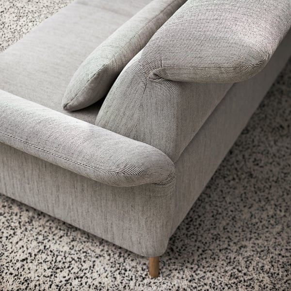 Nahaufnahme eines modernen, bequemen Sofas mit verstellbaren Kissen, das hochwertige Materialien und Design präsentiert.